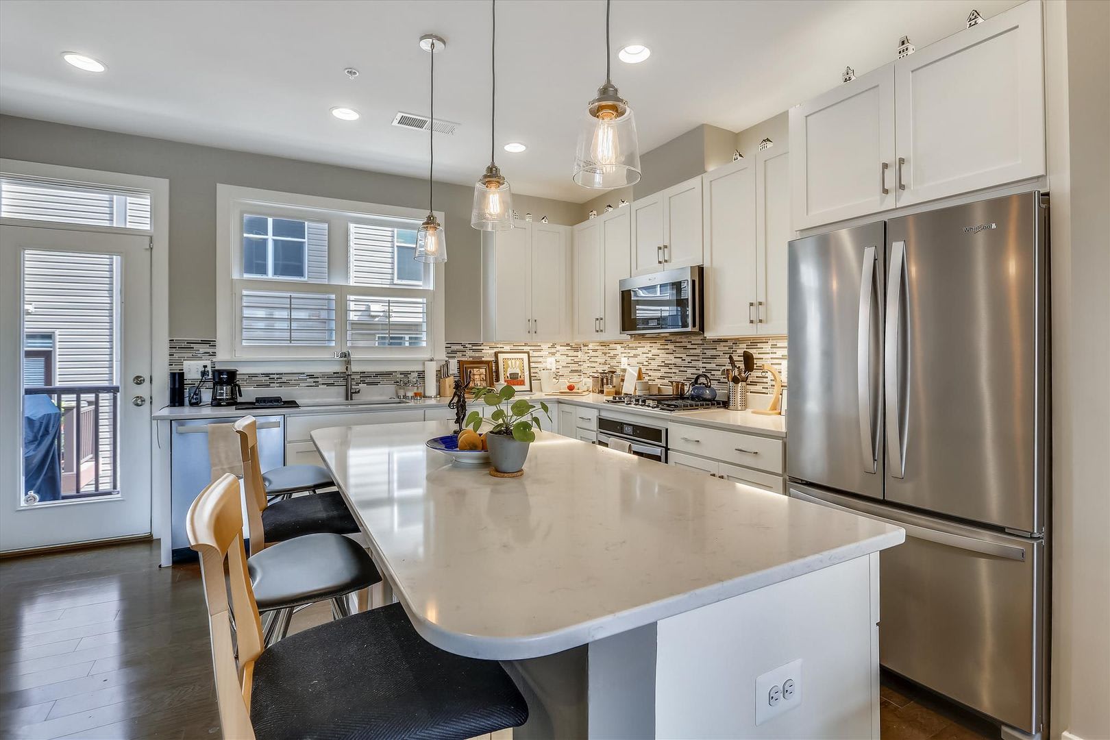 GREAT LOCATION!! Stunning 3BD/3.5BA luxury 4-level townhouse! – photo 2