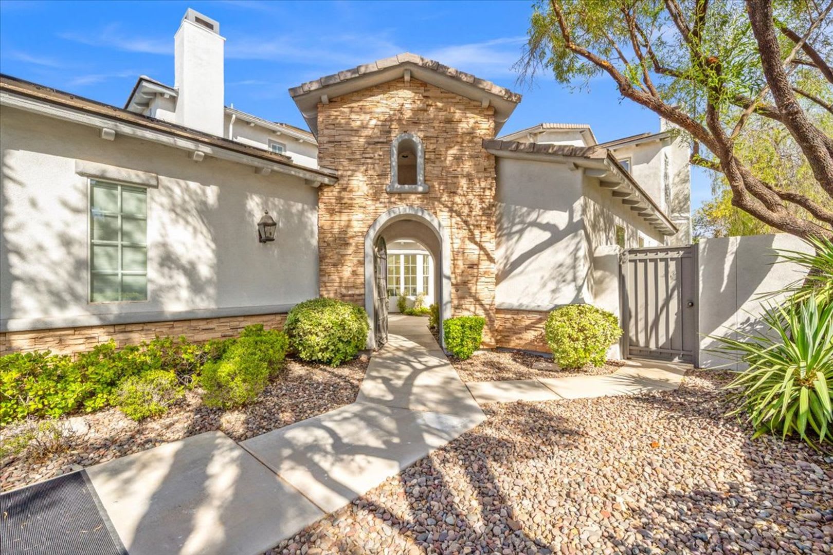 Exclusive 5-Bedroom Estate on the 12th Hole of Arroyo Golf Course in Red Rock Country Club – photo 3