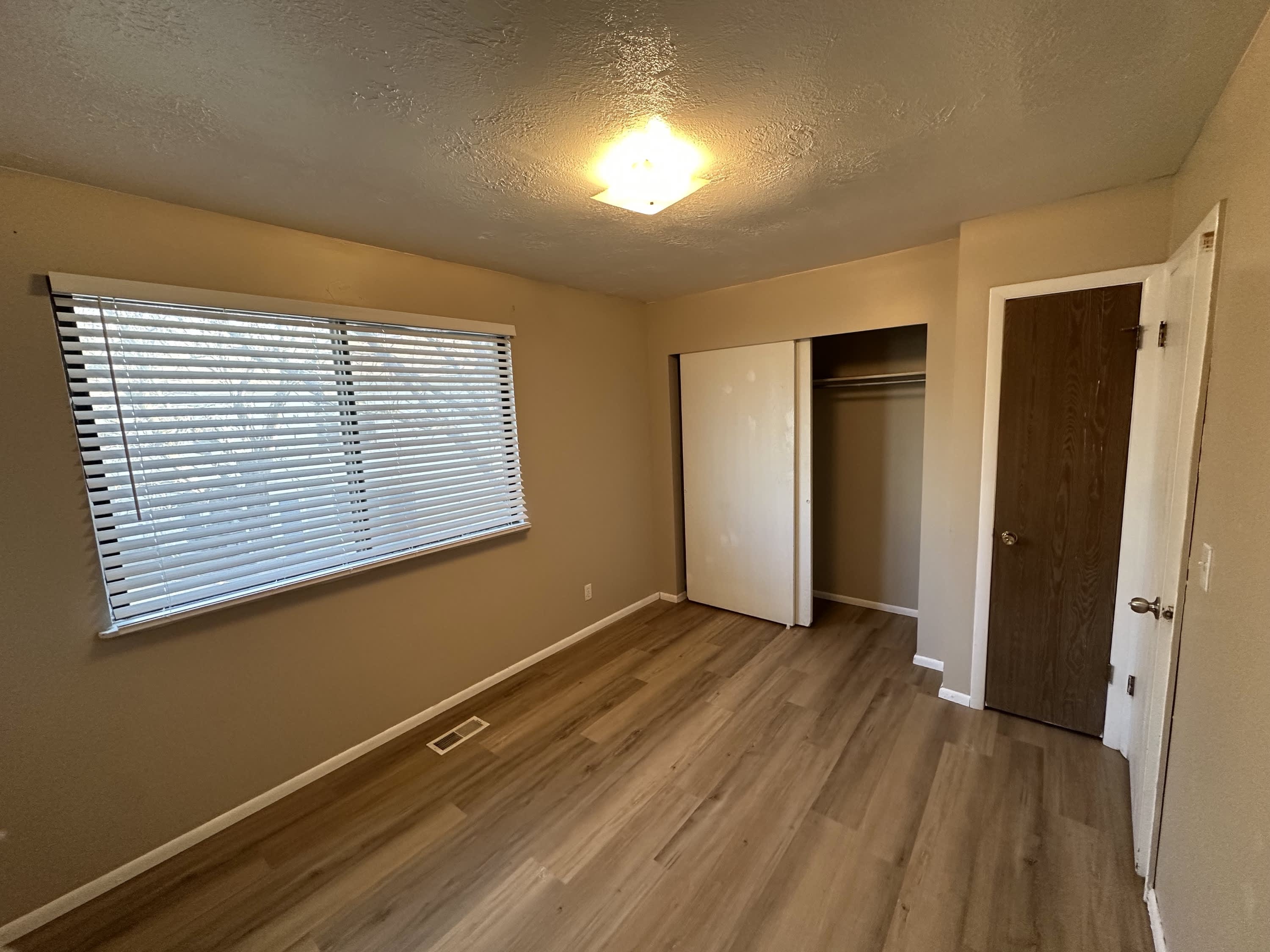 460 Elm St. – photo 4