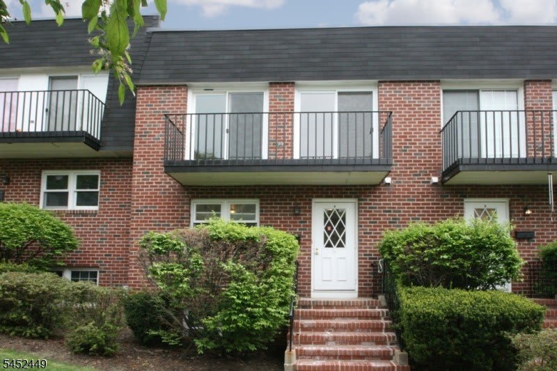 1 Carriage Way – photo 2