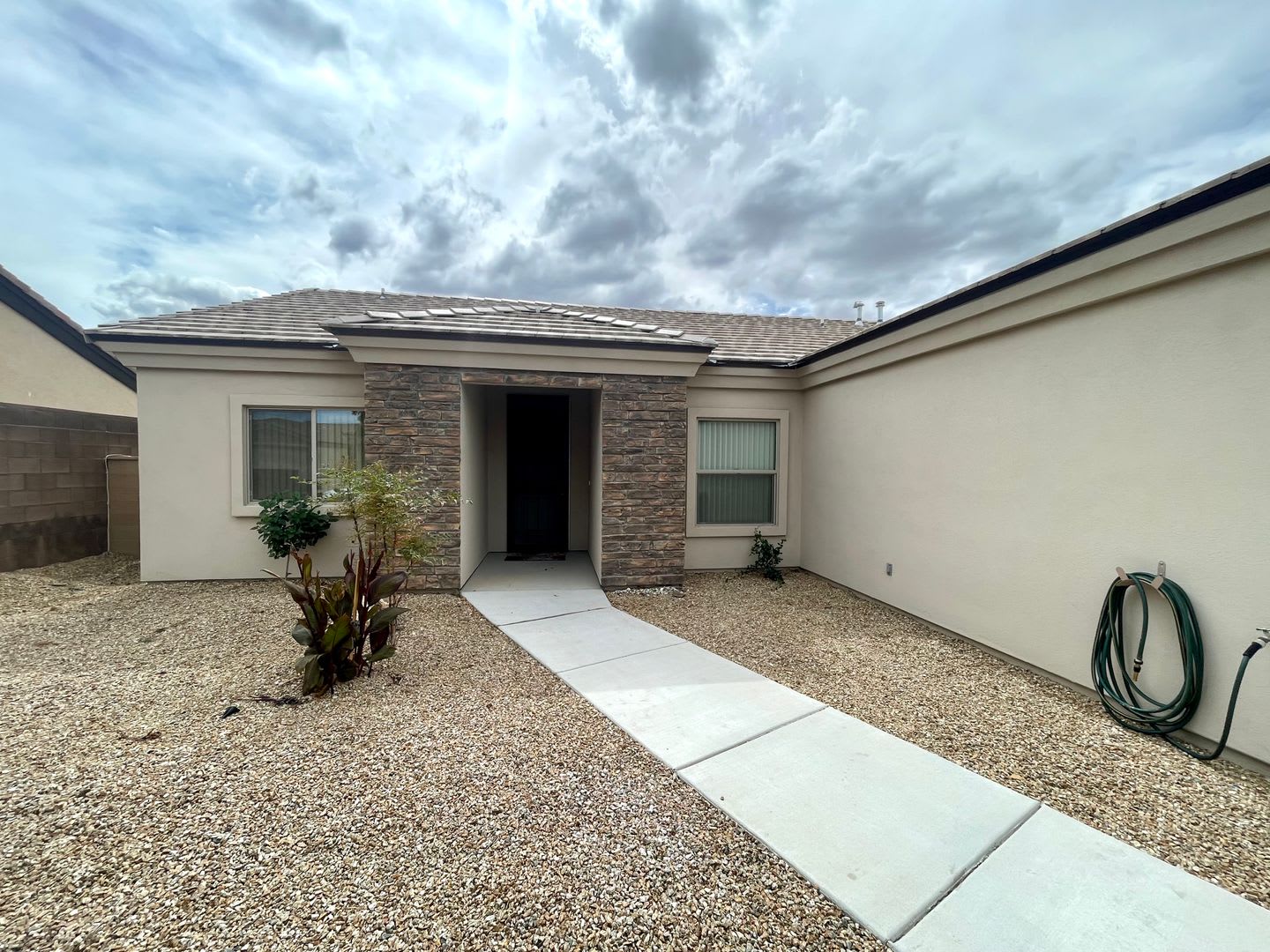 Beautiful 3 Bedroom Home In Hualapai Shadows Home Is Currently Occupied Please Do Not Disturb The Tenants – photo 3