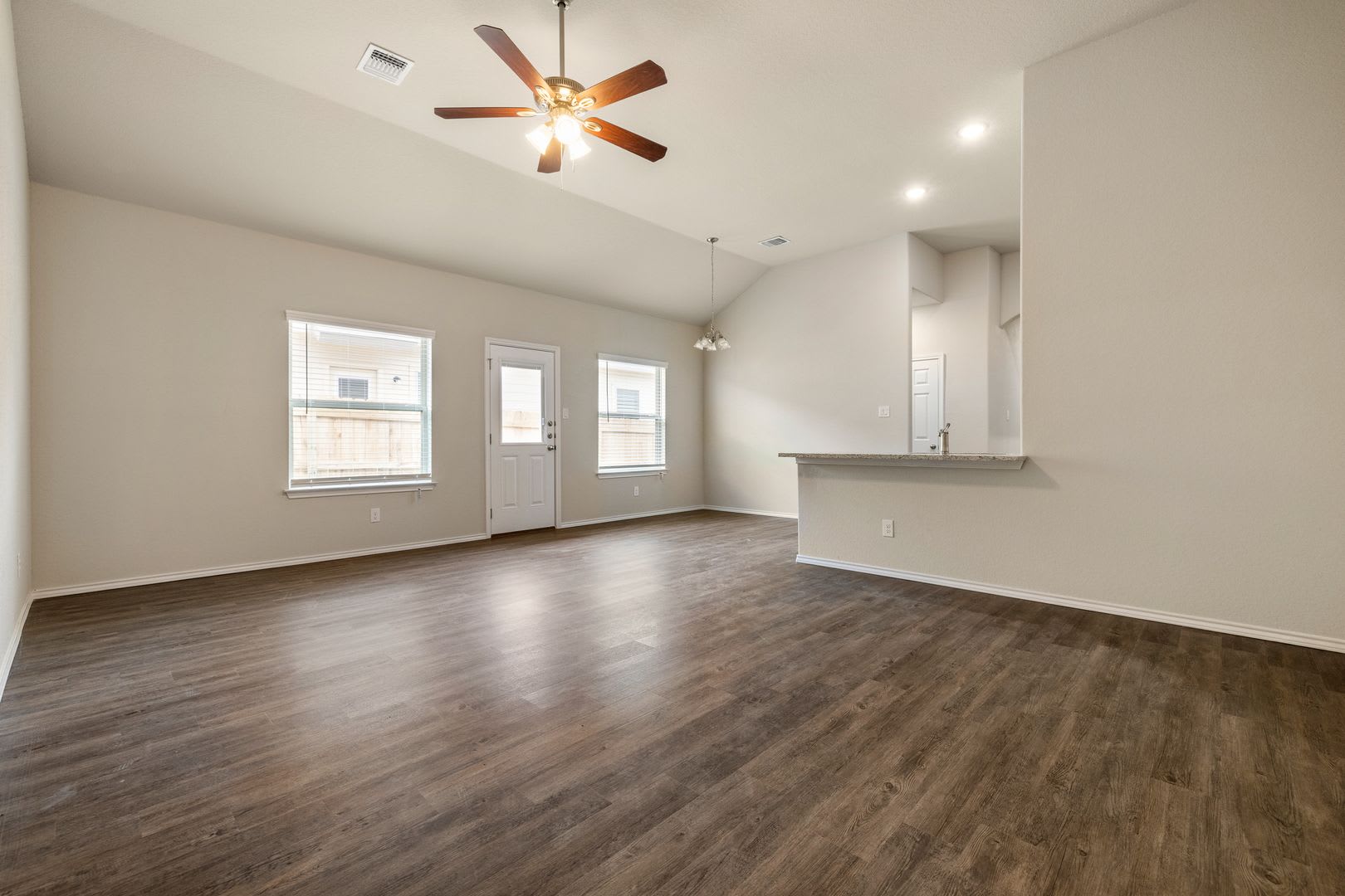 AVAILABLE NOW! GORGEOUS 3 BEDROOM DUPLEX LOCATED IN CONVERSE, TX! – photo 4