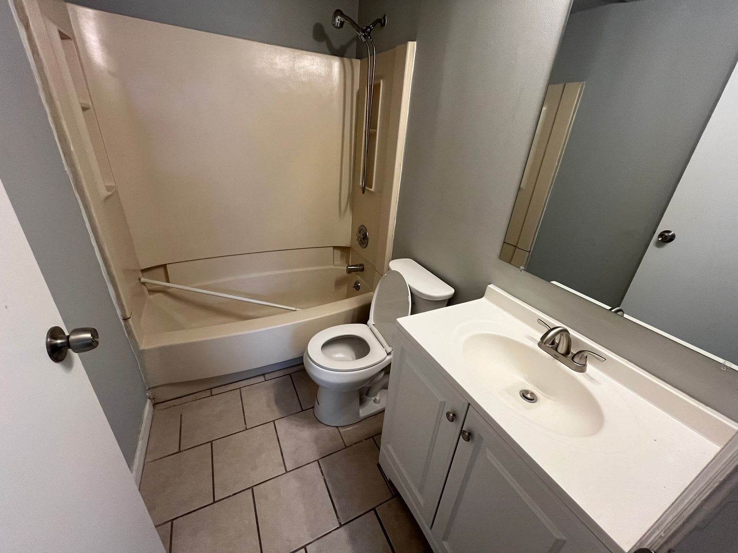 Spacious 3 Bedroom Townhome Newly Renovated Move In Ready Voucher Holders Only – photo 5