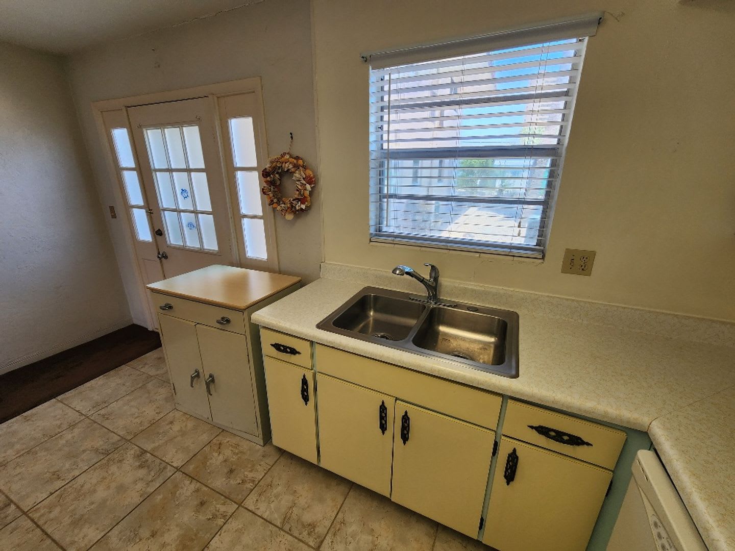 Charming 2 Bedroom 1.5 Bath Condo – photo 3