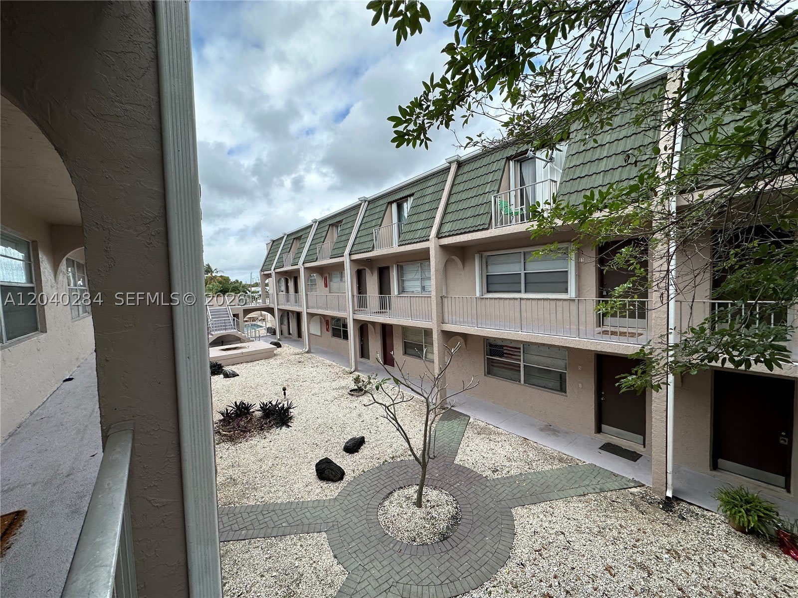 1100 SE 4th Ave – photo 1