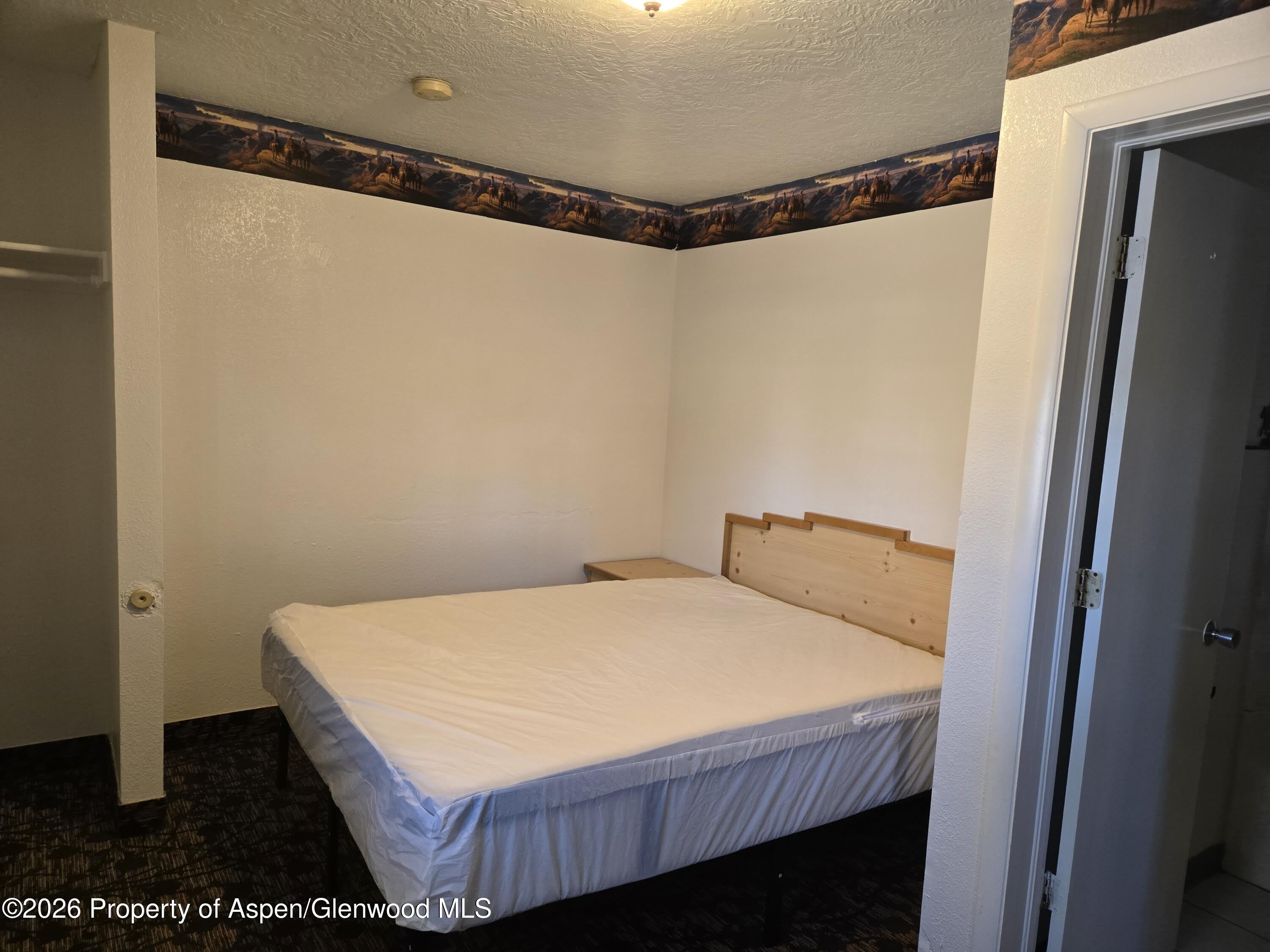 627 W Victory Way – photo 4