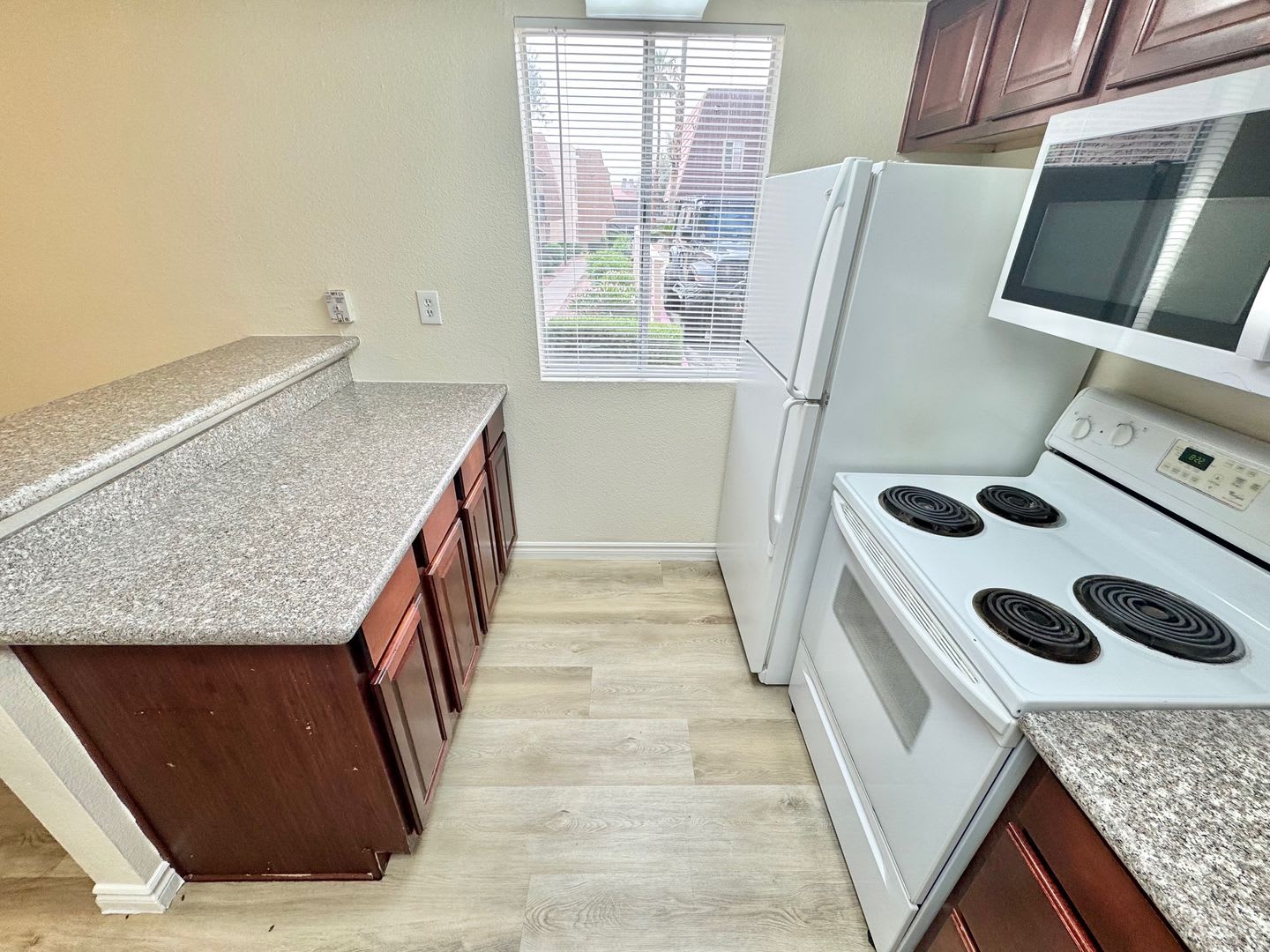 Super Summer Special 400 Off First Month S Rent Stylish Condo With New Upgrades Tennis Courts And Pool Access – photo 3