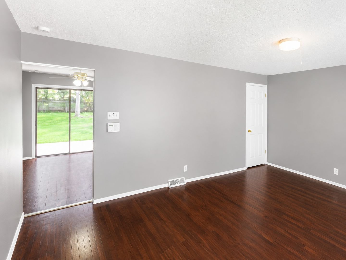 Your next home is waiting! Check out this inviting 3-bedroom – photo 3