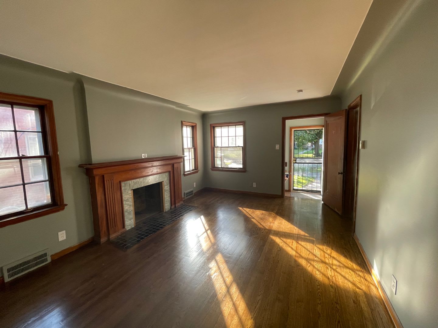 Move In Ready 3Br Brick Bungalow Detroit Classic New Floors Paint Etc You Ll Love This House – photo 3