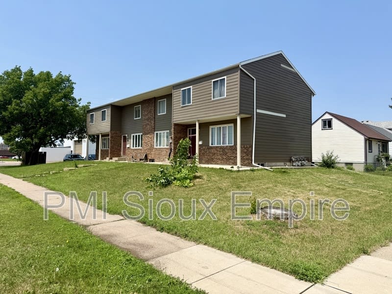 614 E 6th St – photo 2