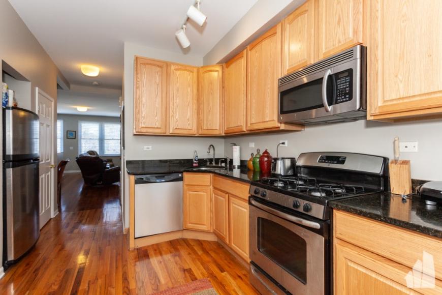 2440 North Ashland Avenue – photo 2