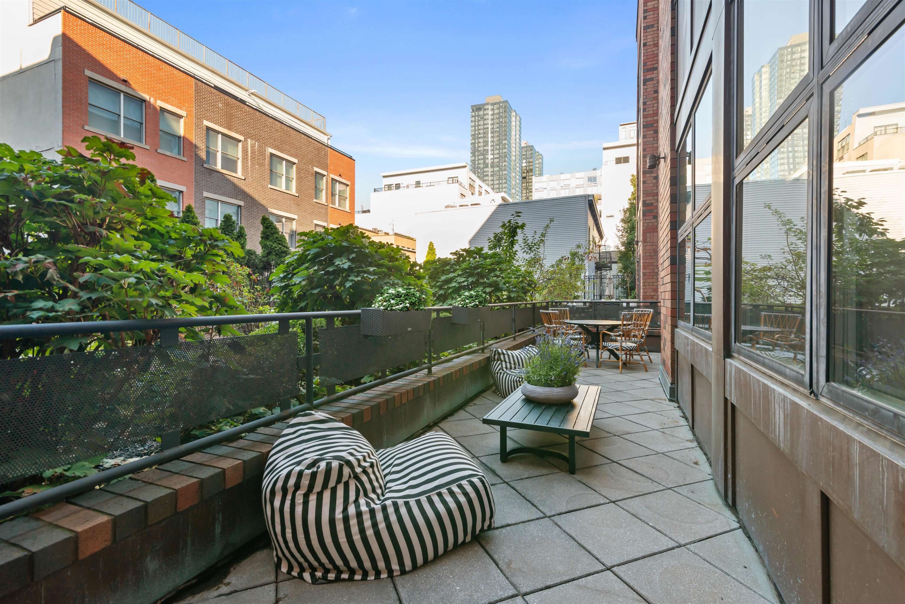 187 WARREN ST – photo 2