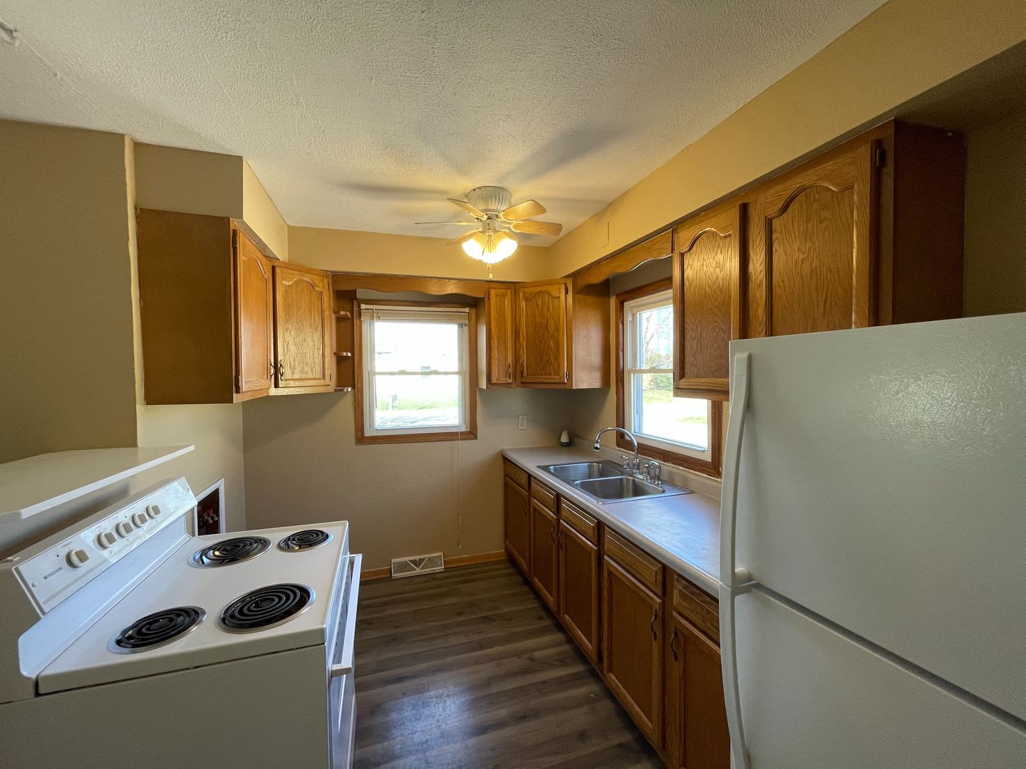 Spacious 2-Bedroom Home with Garage & Large Backyard in Silvis! – photo 2