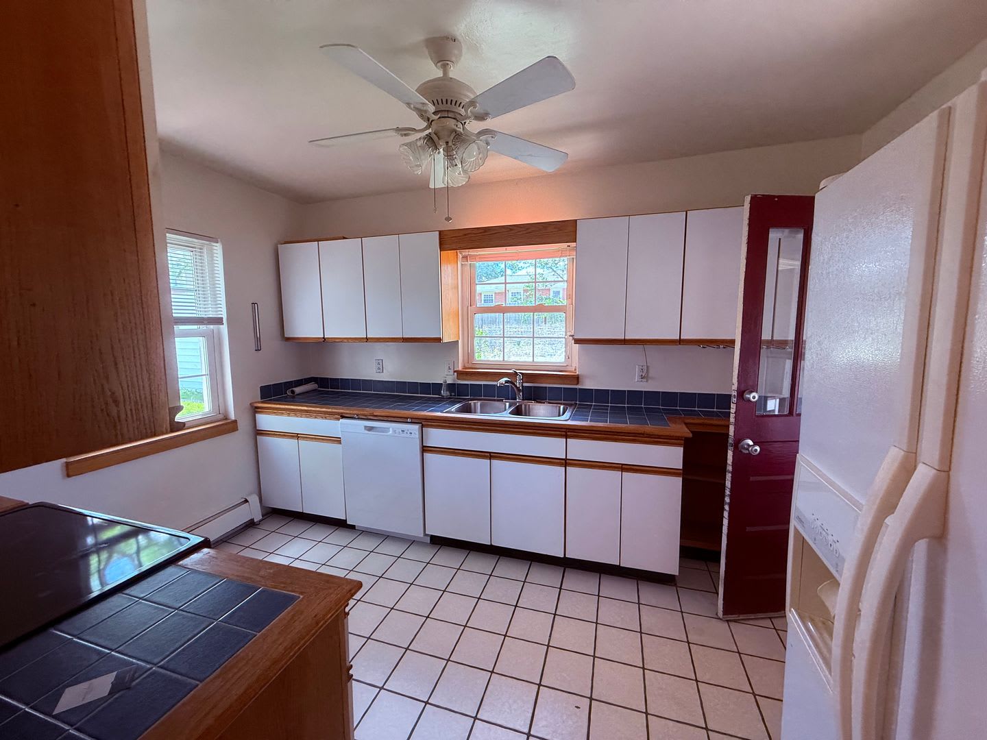 Pet Friendly 3 Bedroom 2 Bath Home With Hardwood Floors – photo 4