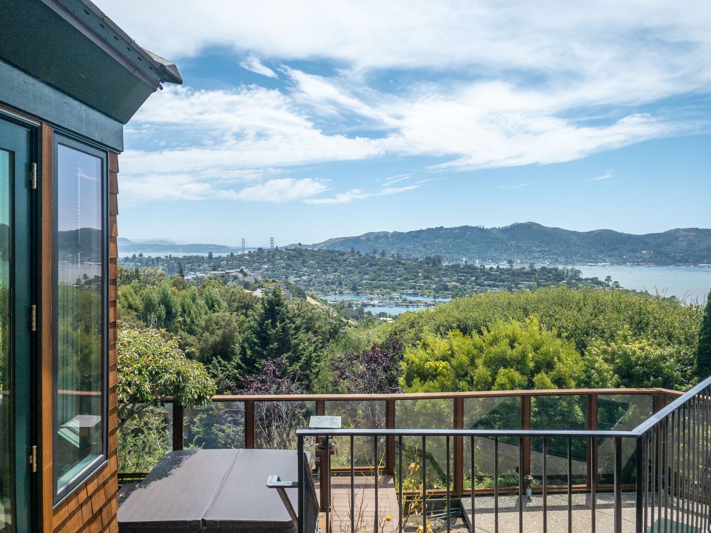 4BR/2.5BA 3,274sqft! STUNNING GG VIEWS!!! Yard! Spa! 4 Car Parking! Pet! PROGRESSIVE – photo 2
