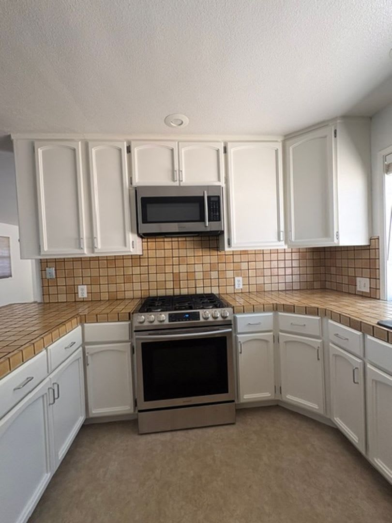Charming 3-Bed Auburn Retreat on Half-Acre Lot with 3-Car Garage – photo 4