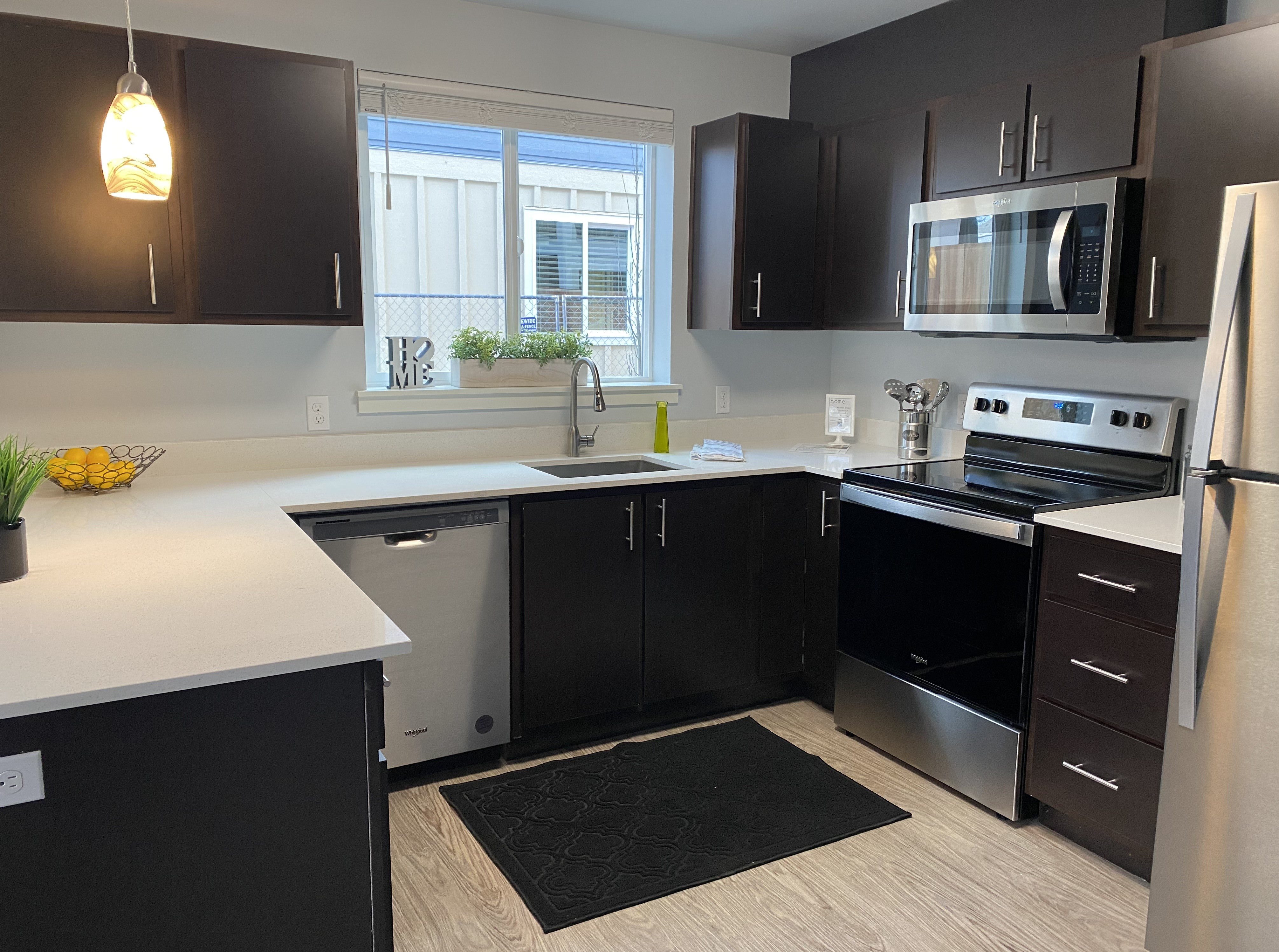 Queen Court Apartments – photo 1