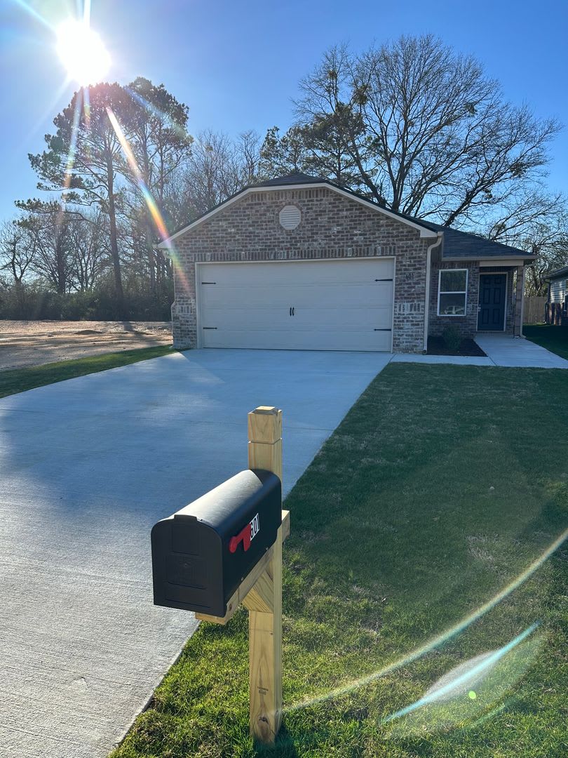 Your New Home Awaits Pre Leasing A Charming 3 Bedroom Home In Tucker Farms – photo 2