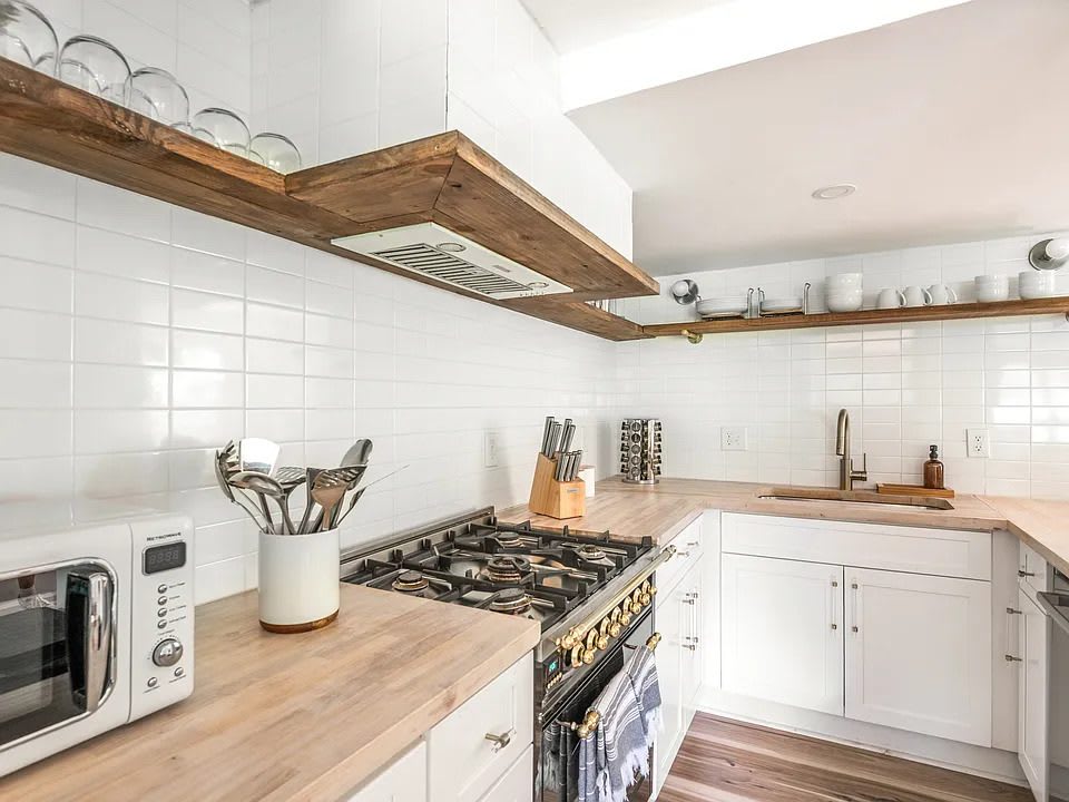 1031 Austin Ave NE – photo 4