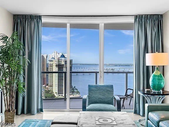 3000 Oasis Grand Boulevard – photo 1