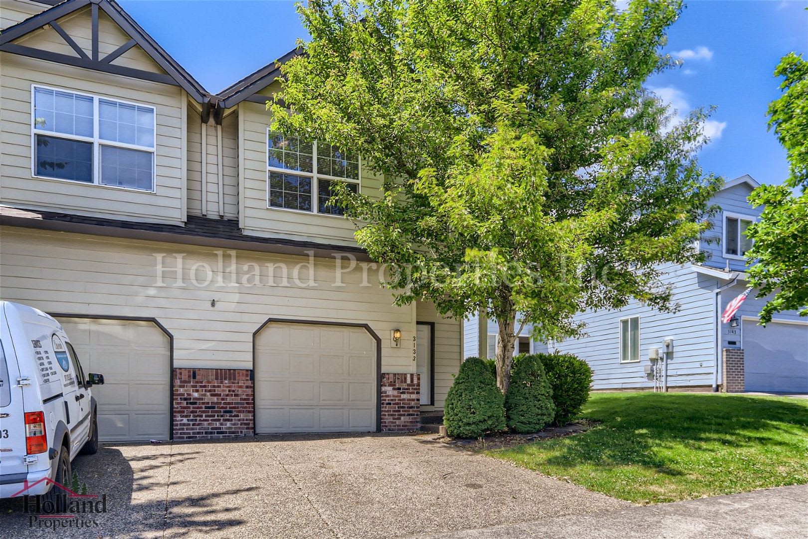 Spacious Two-Level Duplex Home with Fenced Backyard in Hillsboro! – photo 2