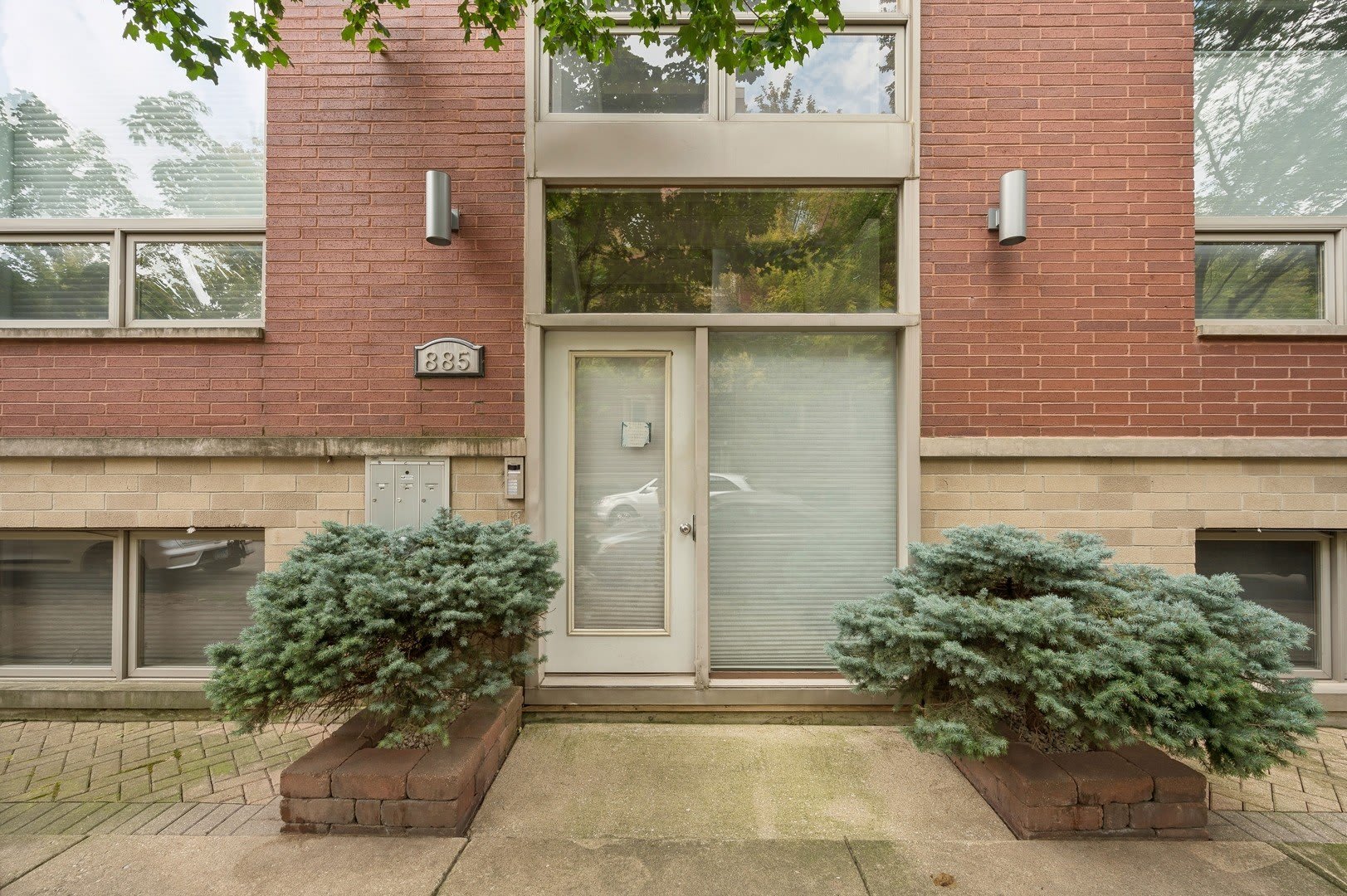 885 N Hermitage Avenue – photo 2