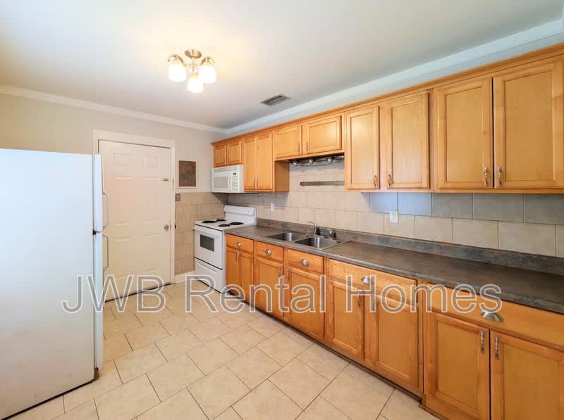 1425 Ron Rd – photo 2