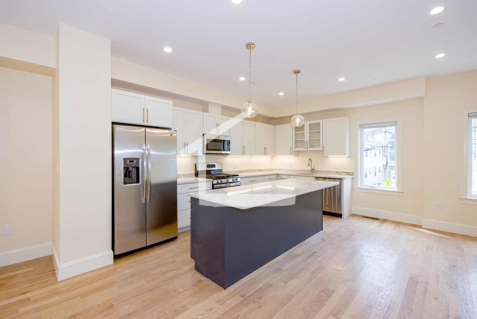 Brand New 3 500 Sq Ft Luxury Townhouse In Oak Square W Built In Garage 1St Security Only Laundry In Unit – photo 2