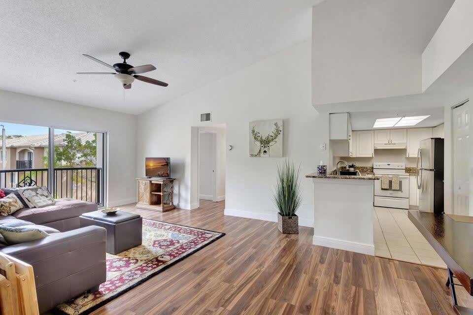 1400 S Crestwood Court S – photo 4