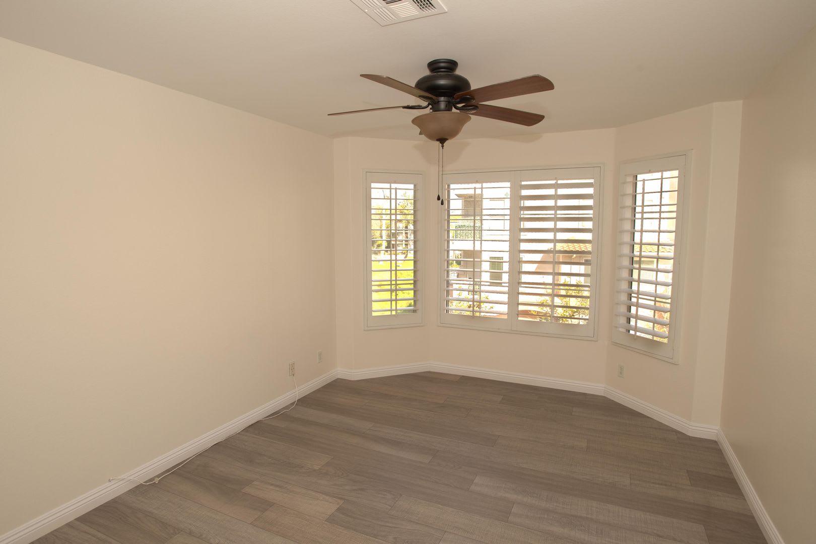 2 Bedrooms 2 Bathrooms Shoppers Paradise – photo 2