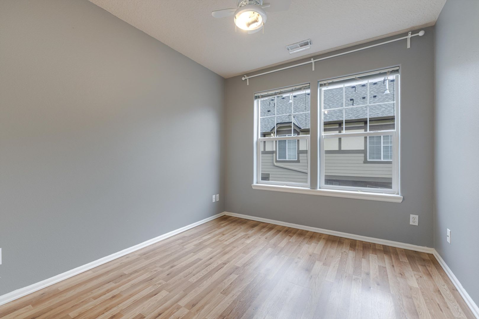 Lovely and bright townhouse with a hard wood flooring throughout, a 2 car garage, AC & more! – photo 3