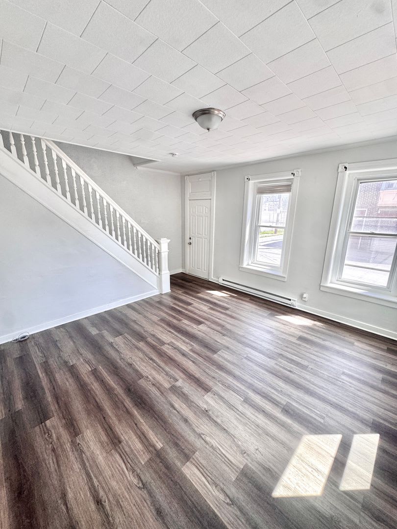 CLEAN & LARGE THREE/FOUR BEDROOM Home – photo 3