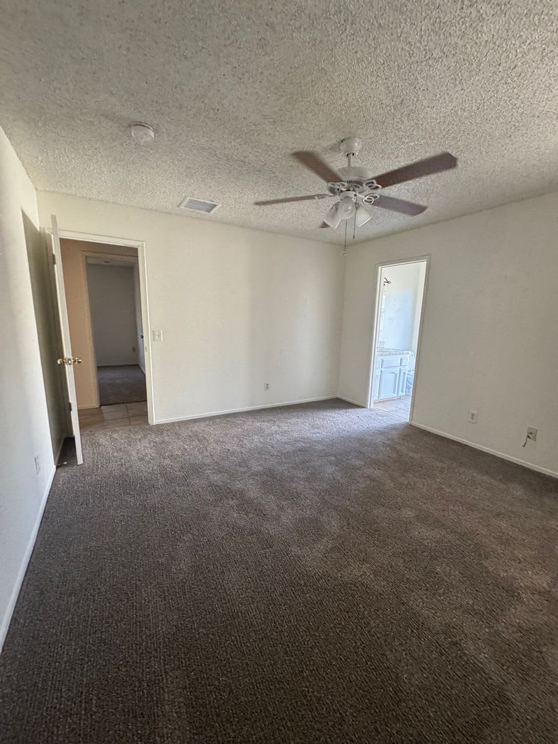 Charming 3 Bed, 2 Bath Home on a large late in Madera Estates Rent – photo 4
