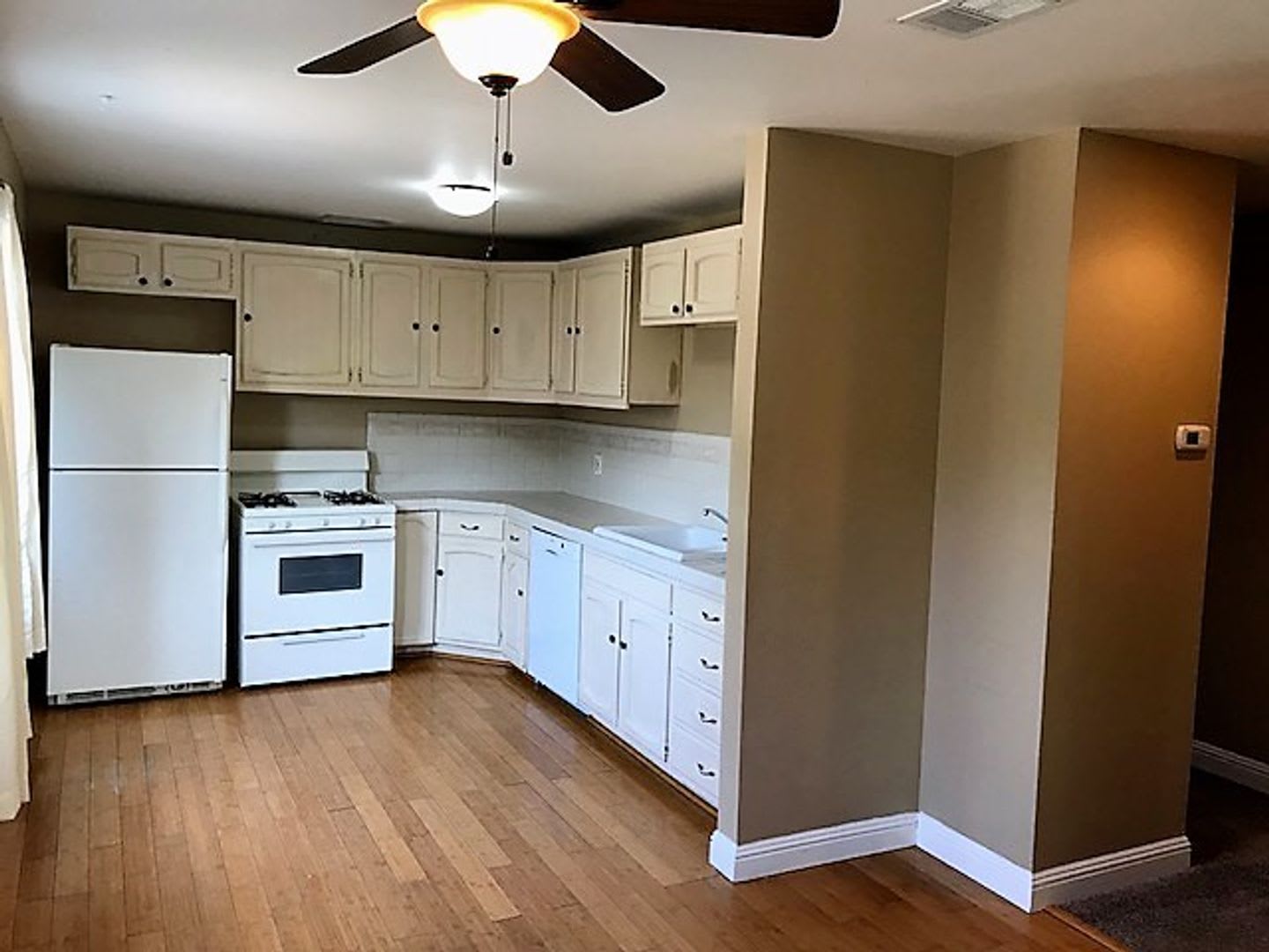3 Bedroom with Fenced Yard in Laguna Lake – photo 5