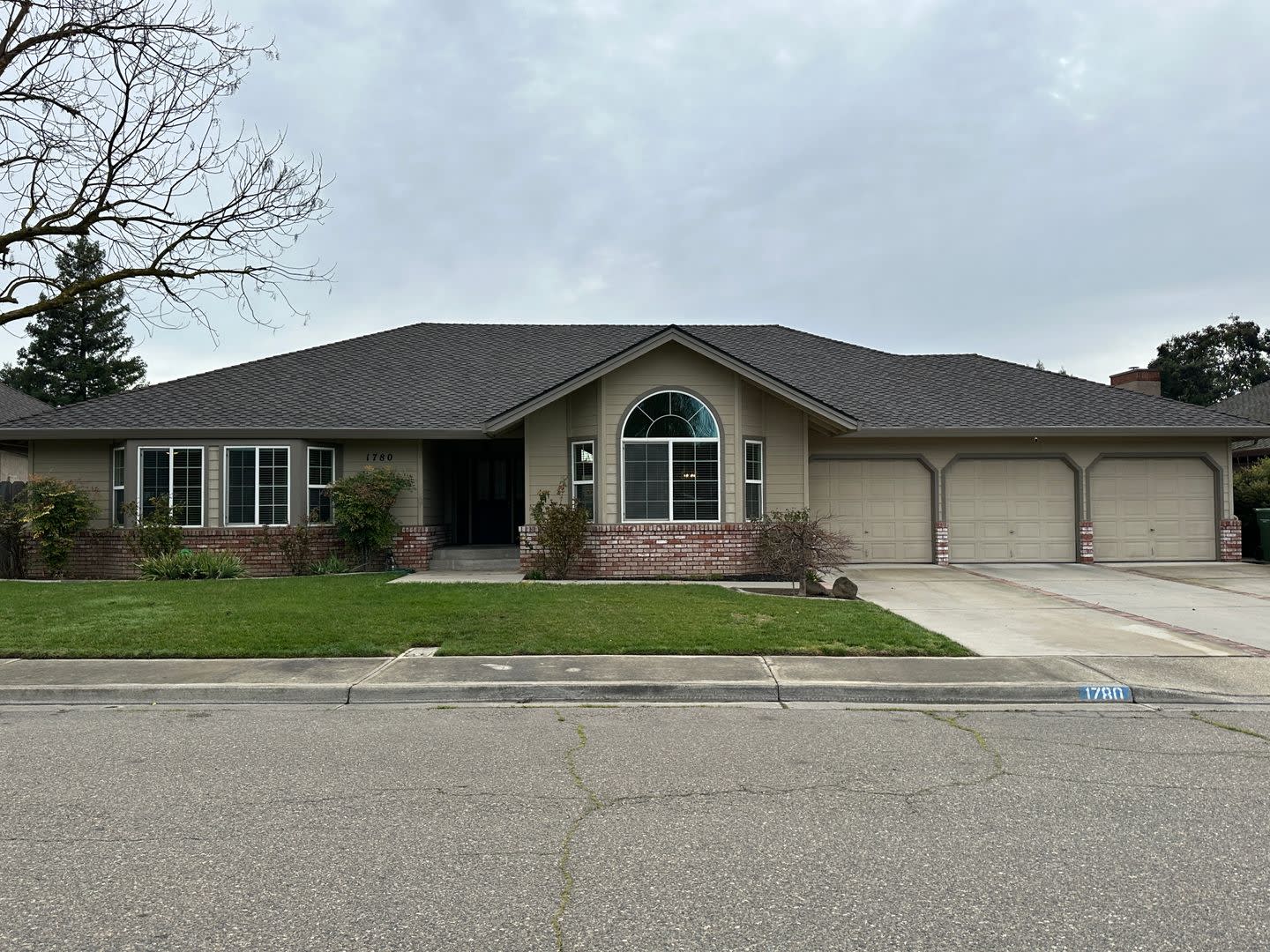 Turlock/Pool/3- Car garage – photo 2