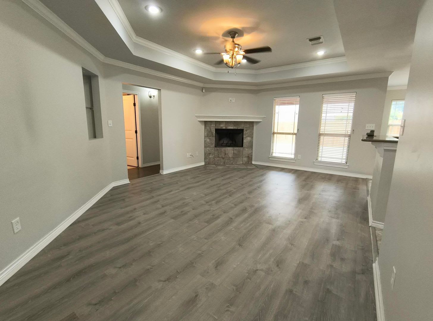 Elegant 3 bedroom, 2 bath home 4 minutes from Goodfellow AFB AVAILABLE NOW! – photo 2