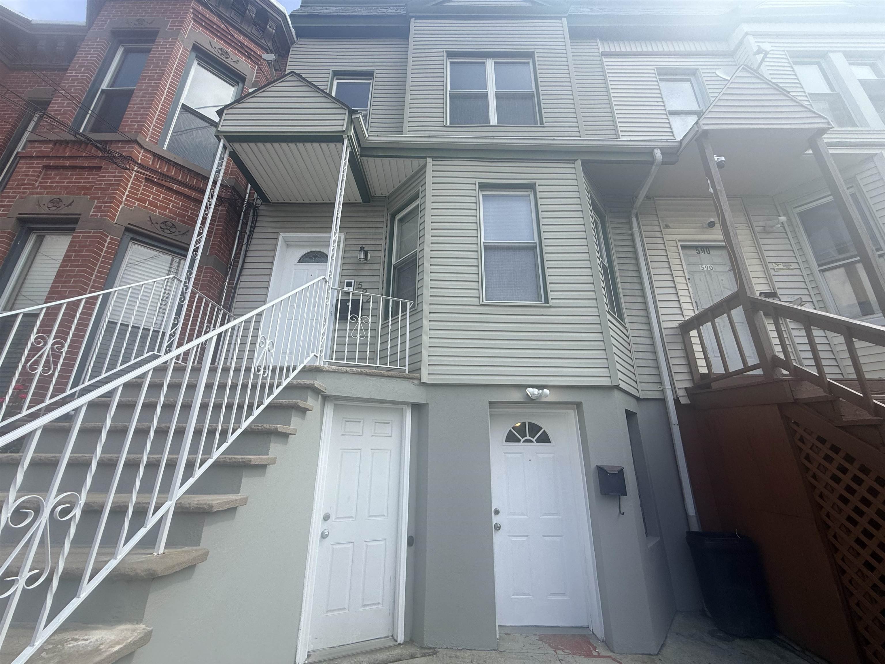 592 Bramhall Ave – photo 2
