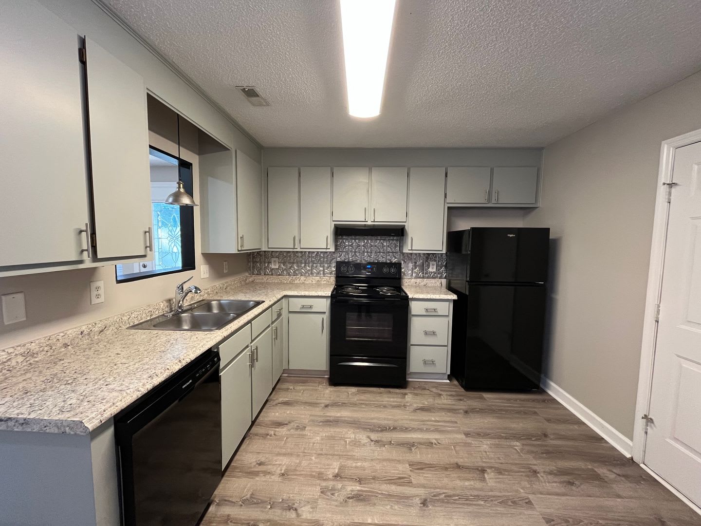 3Br 2Ba Close to Downtown Summerville – photo 5