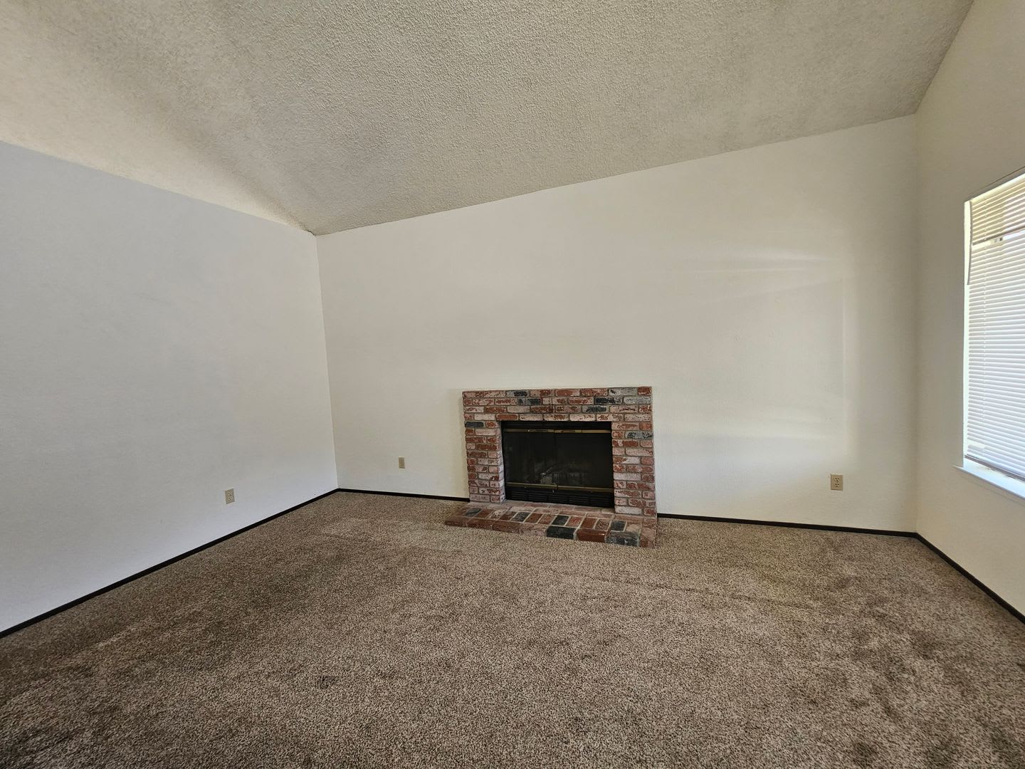 Traditional 3 bedroom 2 bath home in quiet area – photo 4