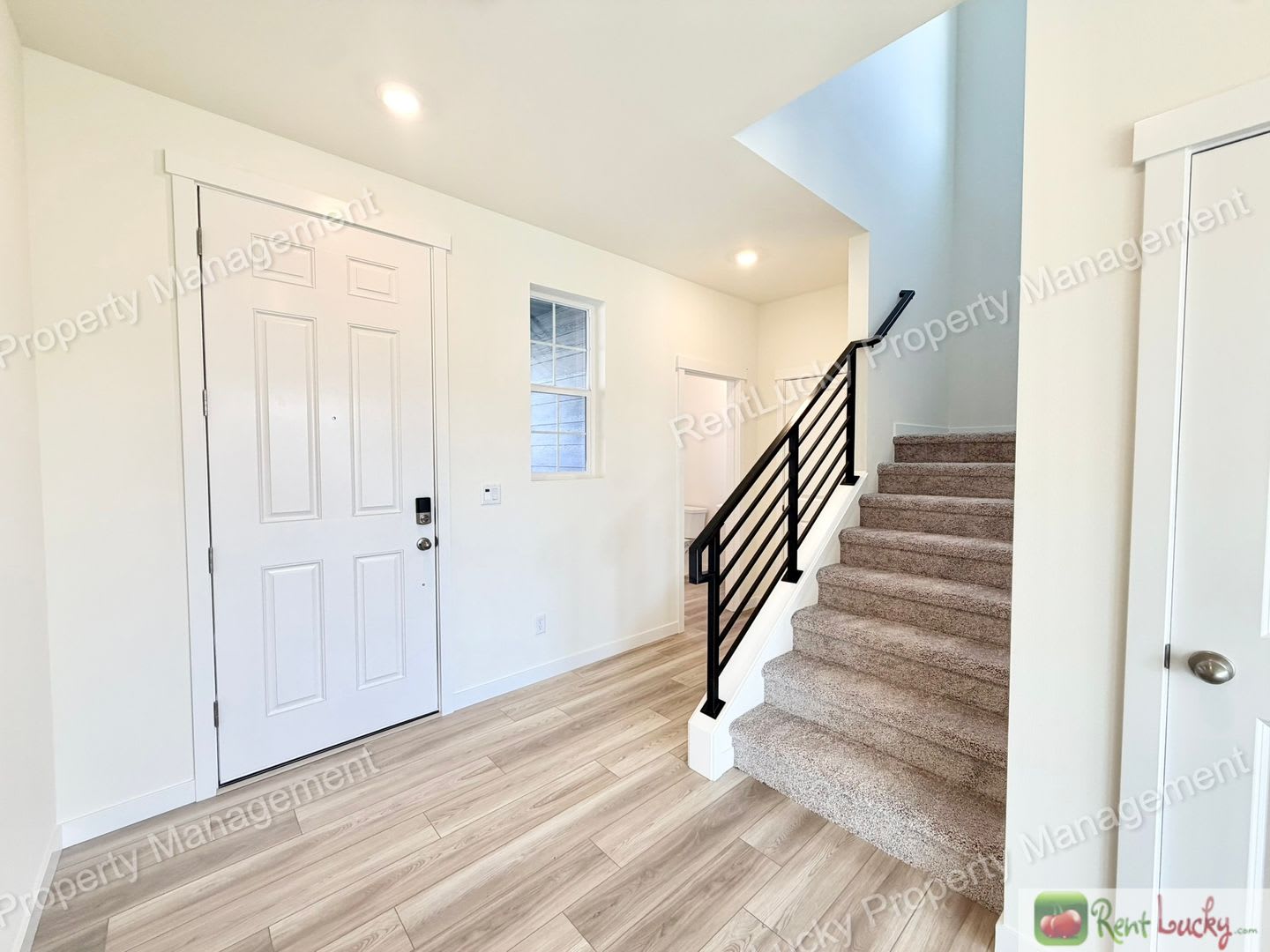 Brand New 4 Bedroom House In Bonney Lake Private Backyard And Large Layout – photo 2