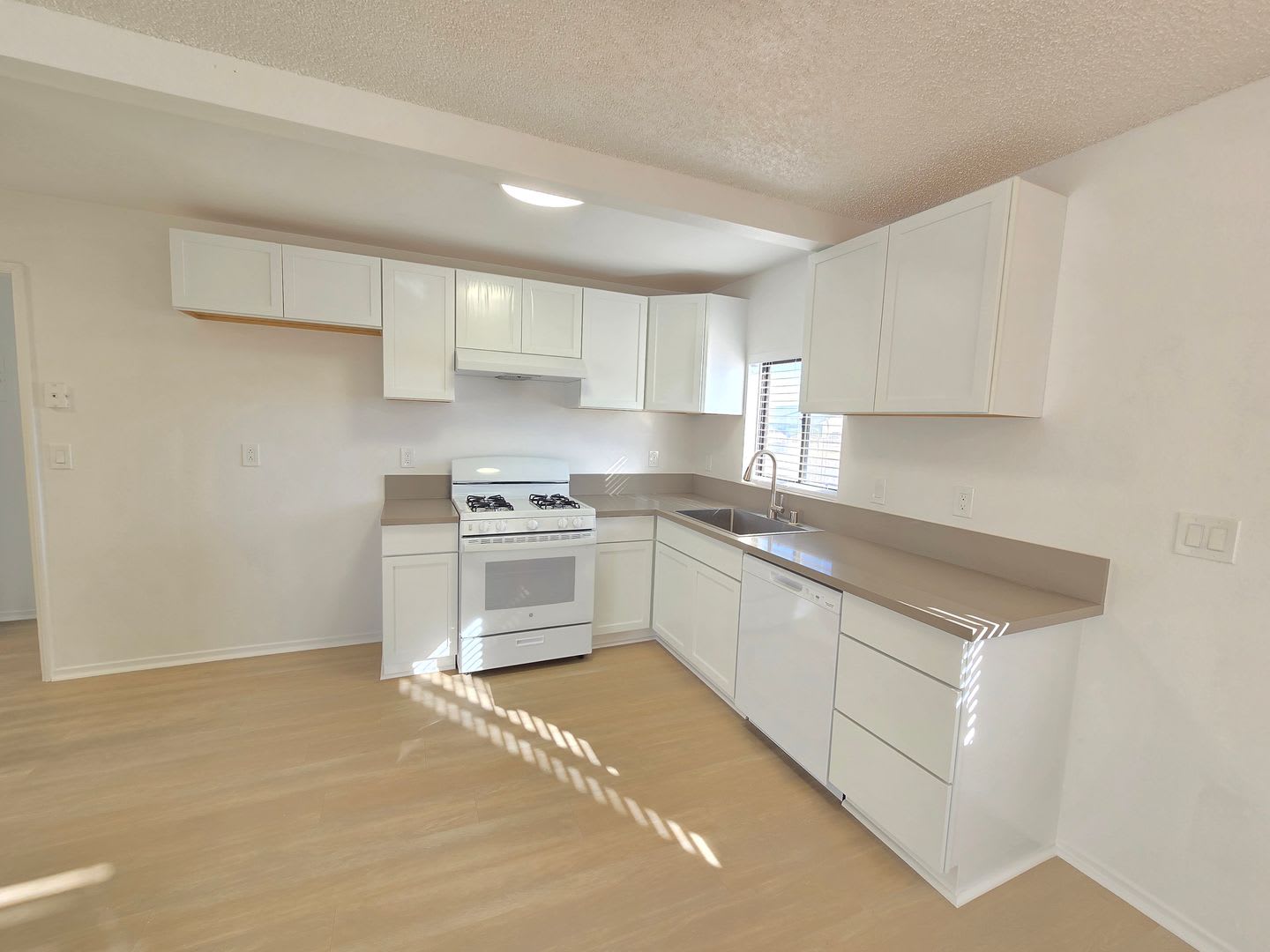 8249 Catalpa Ave – photo 5