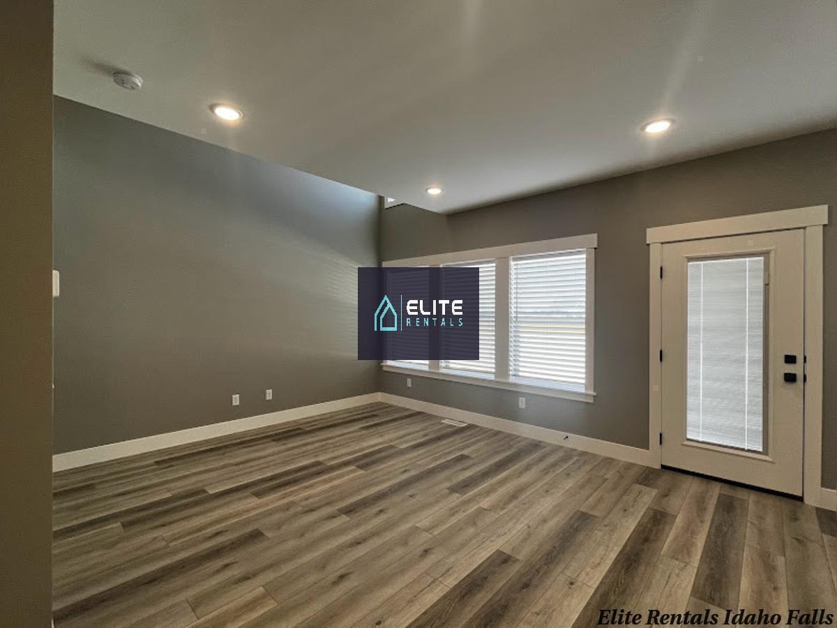 3893 Judy St – photo 5