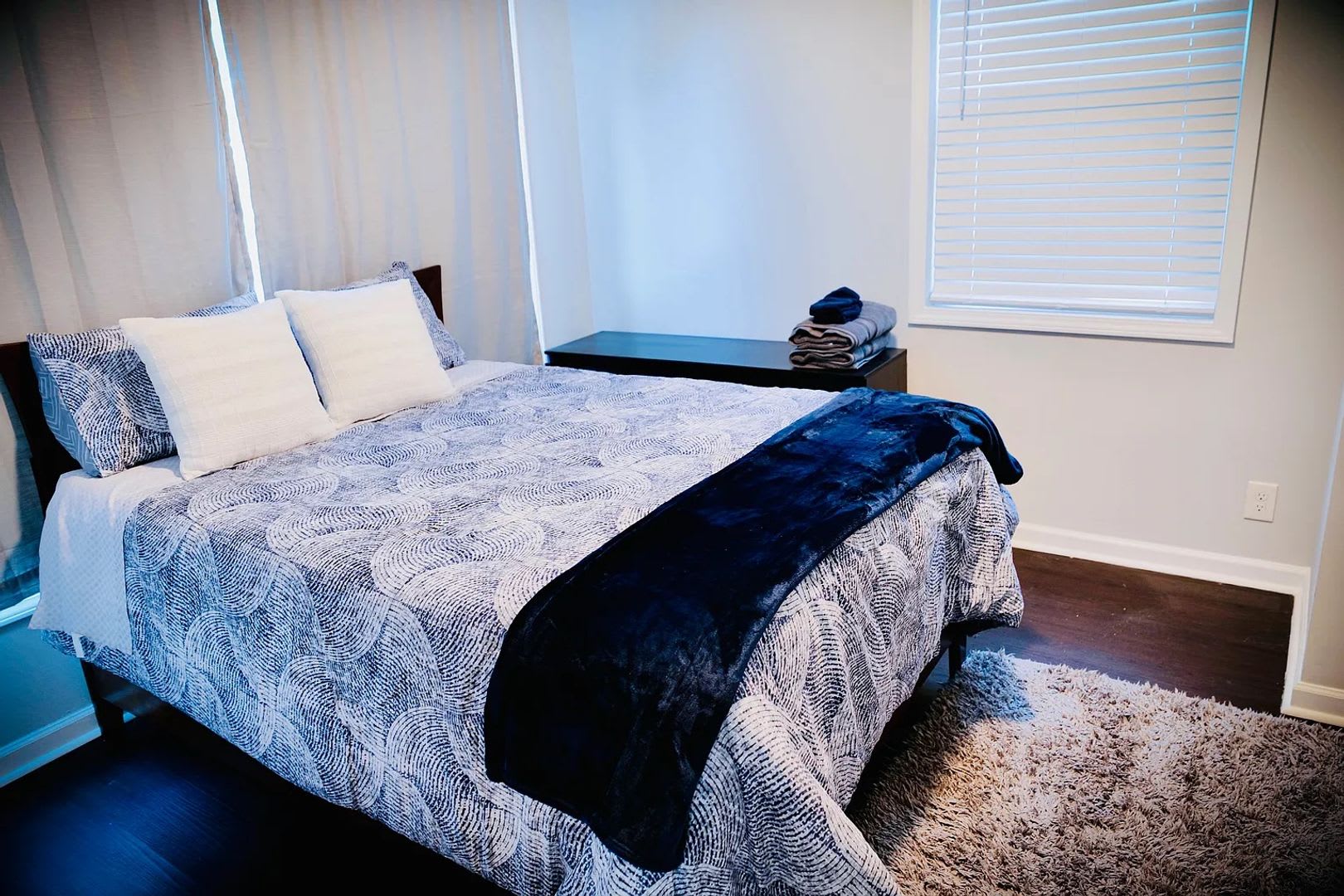 Room in 5 Bedroom Home at E Ontario Ave – photo 3