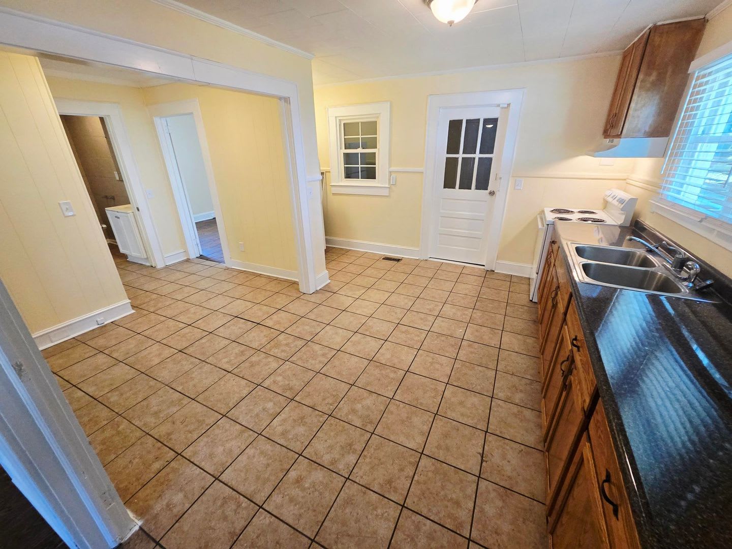 Charming 2 Bedroom Home for Rent in Burlington – photo 5