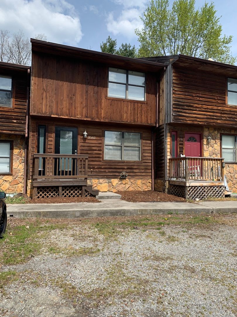 2 Bedroom 2 Bath Townhouse – photo 2