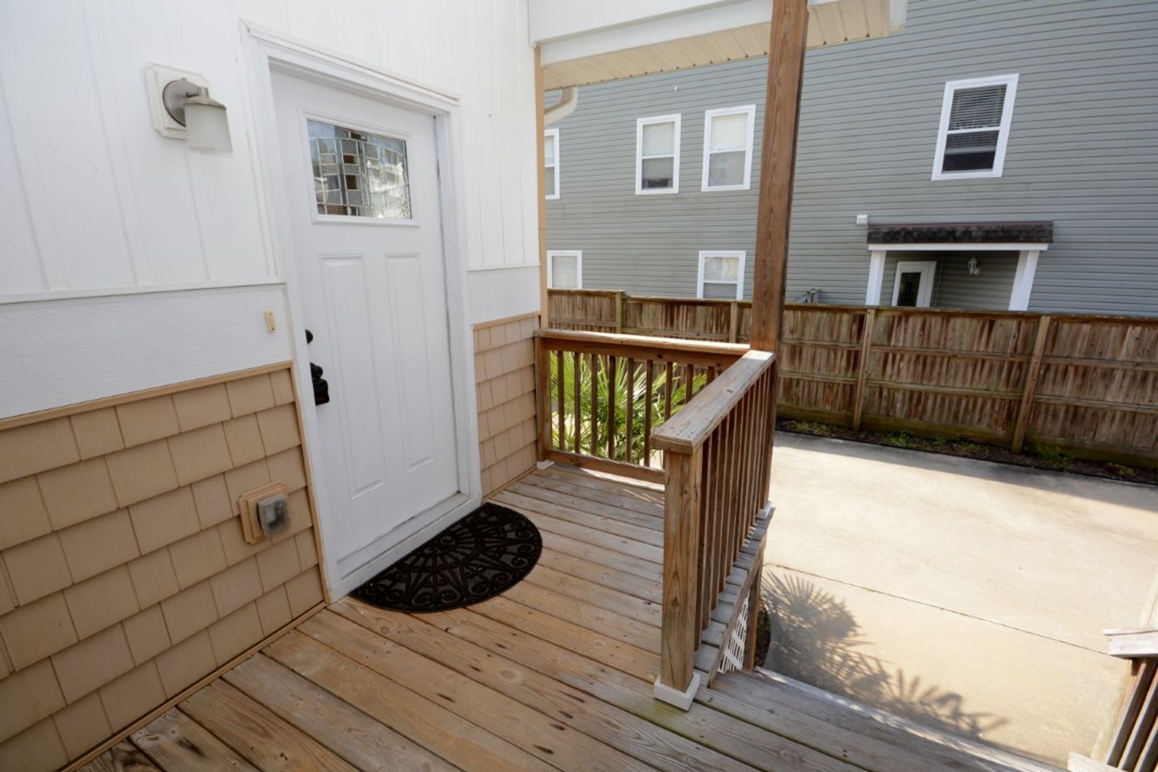 Beautiful 3 Story Home Featuring 3 Bedrooms And Stylish Custom Finishes Throughout Close To Beaches Norfolk Bases – photo 4