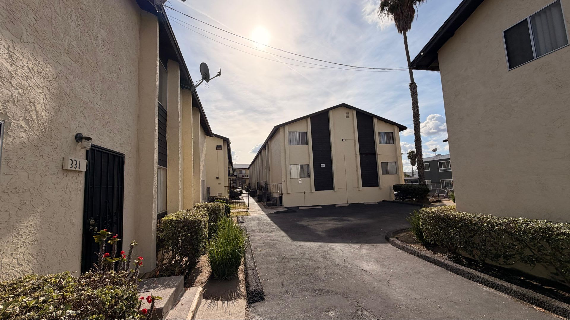 Beautiful Newly Large Renovated Townhouse Units 3BED/2BA. ONE MONTH FREE!!! – photo 3