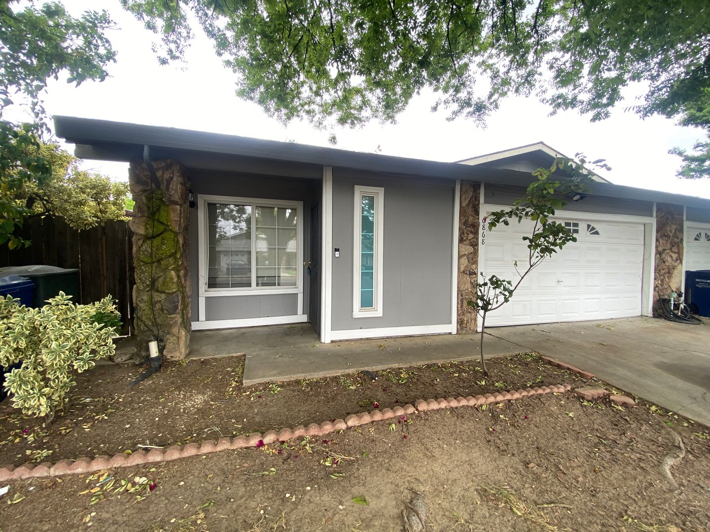 Cute Two Bedroom Deplex! – photo 1