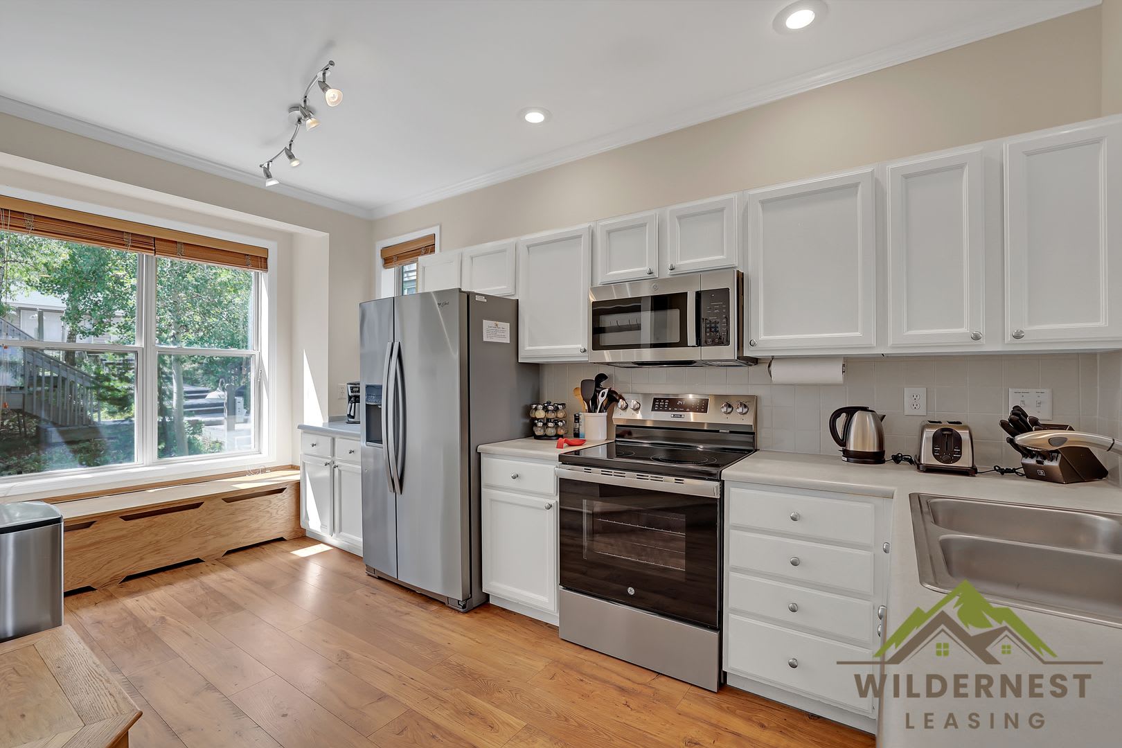Winter Rental- HOT TUB, Quiet townhome with hot tub and two living areas – photo 2