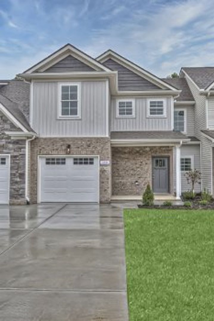 Beautiful LIKE NEW 3 Bed 2.5 Bath Townhome in Manchester! – photo 4